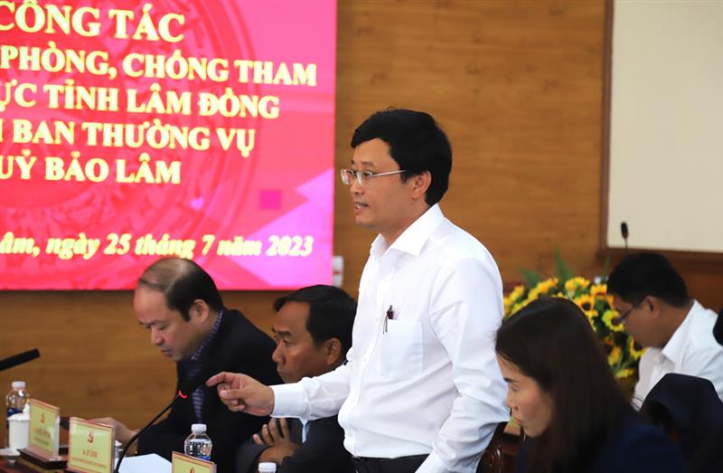Chủ tịch UBND huyện Bảo Lâm Trương Hoài Minh báo cáo các nhiệm vụ đã triển khai trong thời gian quan về công tác phòng chống tham nhũng, tiêu cực