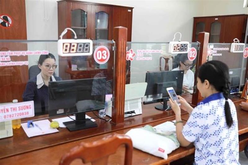Cán bộ cơ sở hướng dẫn, hỗ trợ người dân giải quyết thủ tục hành chính_Ảnh: baovanhoa.vn Cán bộ cơ sở hướng dẫn, hỗ trợ người dân giải quyết thủ tục hành chính_Ảnh: baovanhoa.vn
