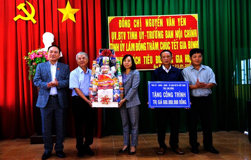 Trưởng Ban Nội chính Tỉnh ủy thay mặt lãnh đạo tỉnh tặng quà Tết cho xã Gia Hiệp