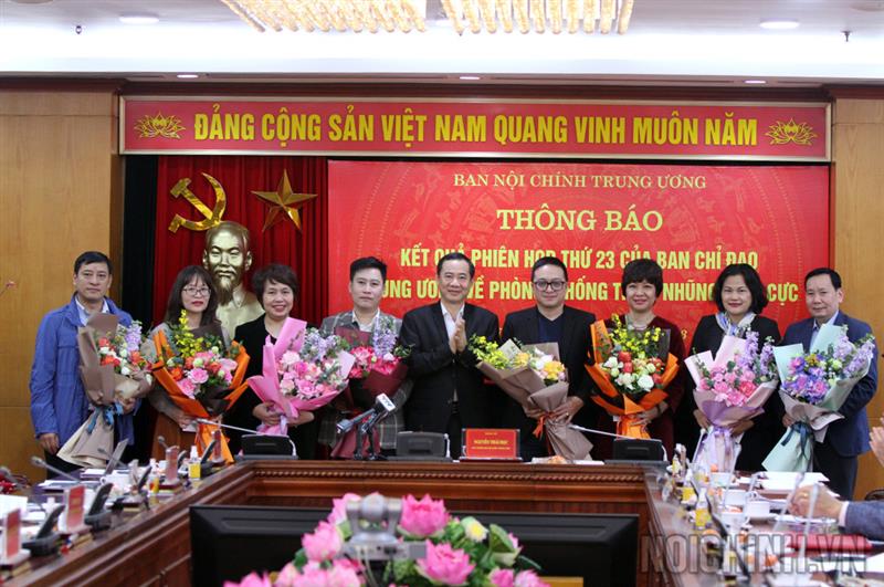Đồng chí Nguyễn Thái Học, Phó trưởng Ban Nội chính Trung ương trao thưởng cho các cơ quan báo chí có nhiều thành tích xuất sắc trong công tác thông tin, tuyên truyền về phòng, chống tham nhũng, tiêu cực năm 2022