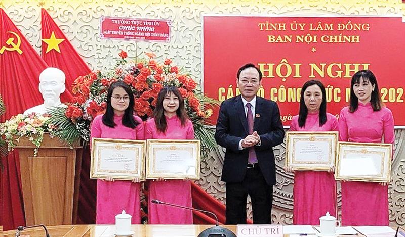 Trưởng Ban Nội chính Tỉnh ủy Nguyễn Văn Yên trao Giấy khen cho các tập thể, cá nhân hoàn thành tốt công tác nội chính thời gian qua