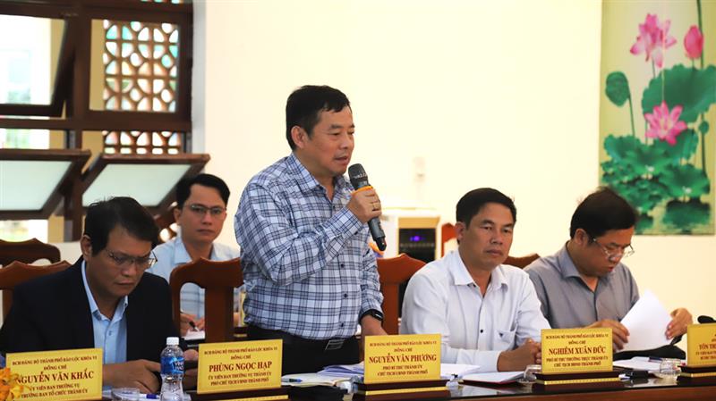 Chủ tịch UBND TP Bảo Lộc Nguyễn Văn Phương phát biểu kiến nghị một số nội dung quan trọng tại buổi làm việc