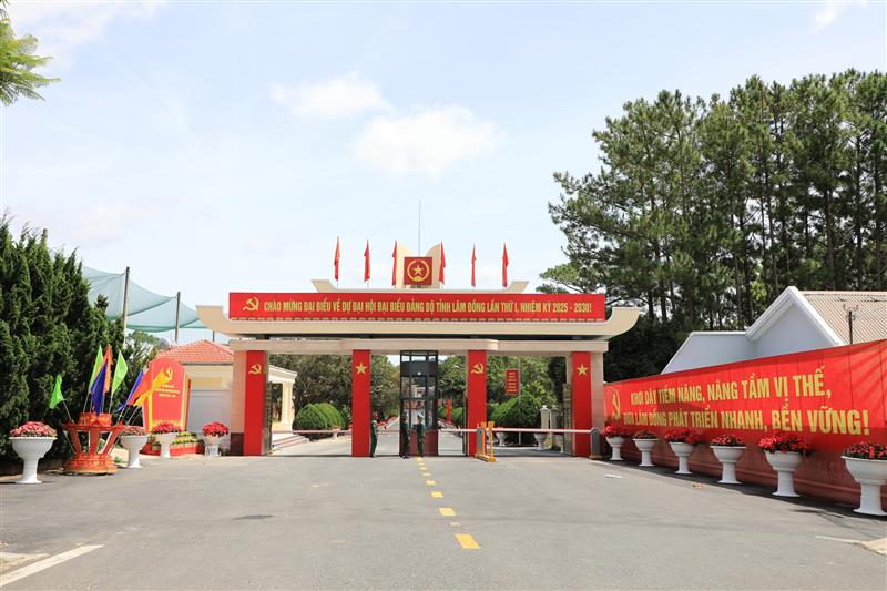 Cổng Học viện Lục quân rợp cờ hoa, khẩu hiệu chào mừng Đại hội đại biểu Đảng bộ tỉnh Lâm Đồng lần thứ I Cổng Học viện Lục quân rợp cờ hoa, khẩu hiệu chào mừng Đại hội đại biểu Đảng bộ tỉnh Lâm Đồng lần thứ I