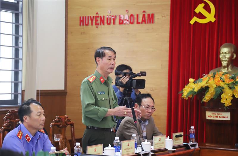 Đại tá Nguyễn Quang Thống - Phó Giám đốc Công an tỉnh đóng góp ý kiến tại buổi làm việc