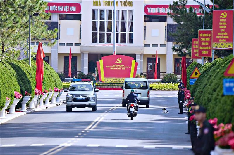 Đường vào khu vực tổ chức Đại hội khang trang, sạch sẽ và bảo đảm các yếu tố an ninh, an toàn Đường vào khu vực tổ chức Đại hội khang trang, sạch sẽ và bảo đảm các yếu tố an ninh, an toàn