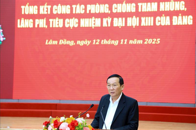 Đ/c Nguyễn Văn Hoàng - Phó trưởng Ban Nội chính Tỉnh ủy Lâm Đồng báo cáo tổng kết công tác PCTNLPTC nhiệm kỳ Đại hội XIII của Đảng (ảnh: baolamdong.vn) Đ/c Nguyễn Văn Hoàng - Phó trưởng Ban Nội chính Tỉnh ủy Lâm Đồng báo cáo tổng kết công tác PCTNLPTC nhiệm kỳ Đại hội XIII của Đảng (ảnh: baolamdong.vn)