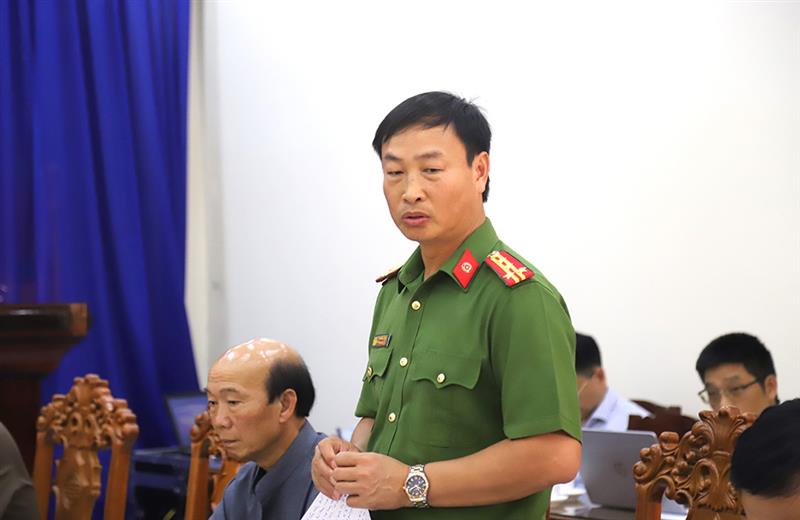 Đại tá Bùi Đức Thịnh – Phó Giám đốc Công an Lâm Đồng đóng góp ý kiến tại buổi làm việc