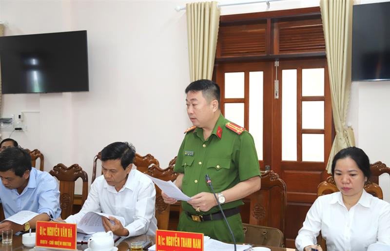 Thượng tá Nguyễn Thanh Nam - Trưởng Công an huyện Đạ Huoai báo cáo và kiến nghị những vấn đề liên quan đến an ninh trật tự trên địa bàn huyện