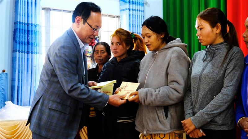 Đồng chí Nguyễn Văn Yên tặng quà Tết cho các gia đình có hoàn cảnh khó khăn tại xã Gia Hiệp
