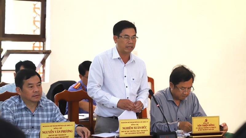 Đồng chí Nghiêm Xuân Đức - Phó Bí thư Thường trực Thành ủy, Chủ tịch HĐND TP Bảo Lộc báo cáo tại buổi làm việc