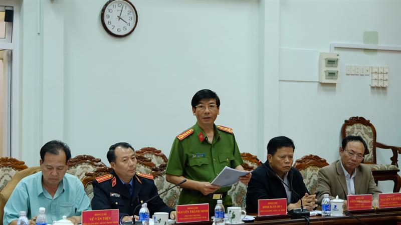 Đại tá Đinh Xuân Huy - Phó Giám đốc Công an tỉnh, thành viên đoàn công tác đóng góp ý kiến tháo gỡ một số vấn đề địa phương đặt ra