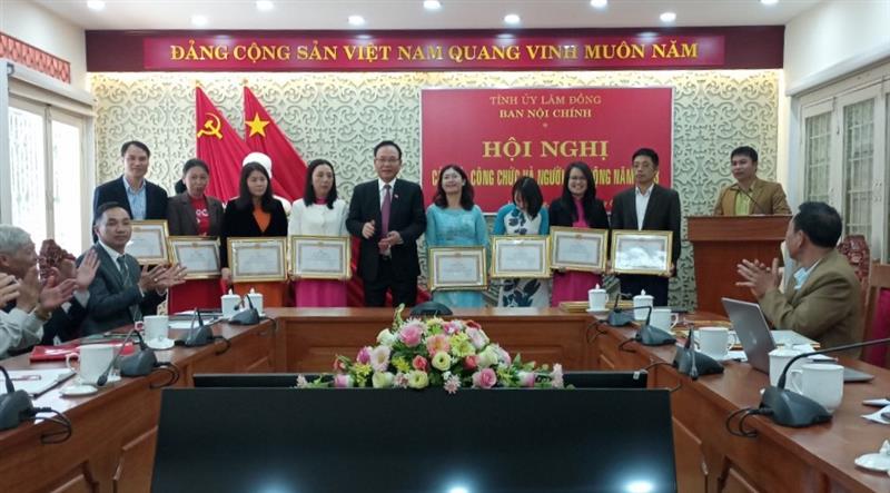 Đồng chí Nguyễn Văn Yên trao giấy khen và danh hiệu thi đua cho các tập thể, cá nhân (hình 1)