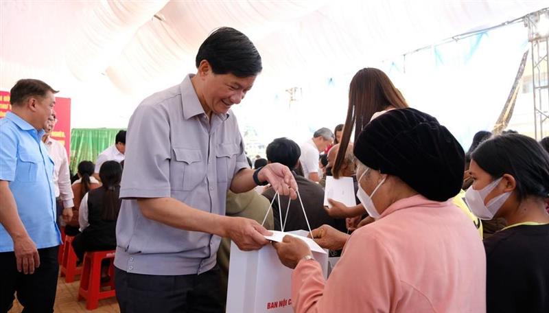 Đồng chí Trần Đức Quận - Bí Thư Tỉnh uỷ Lâm Đồng tặng quà tết cho bà con