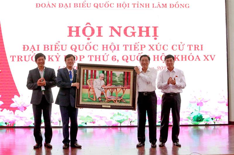 Đồng chí Phan Đình Trạc, Ủy viên Bộ Chính trị, Bí thư Trung ương Đảng, Trưởng Ban Nôị chính Trung ương tặng bức tranh về Bác Hồ cho Trường Đại học Đà Lạt