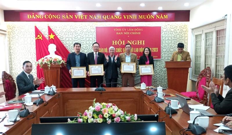 Đồng chí Nguyễn Văn Yên trao giấy khen và danh hiệu thi đua cho các tập thể, cá nhân (hình 2)