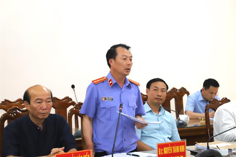 Ông Nguyễn Thành Minh - Phó Viện trưởng VKSND tỉnh Lâm Đồng phát biểu đóng góp ý kiến tại buổi làm việc