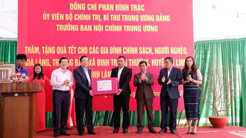 Đồng chí Phan Đình Trạc - Trưởng Ban Nội chính Trung ương tặng bức ảnh Bác Hồ và quà lưu niệm cho xã Đinh Trang Thượng