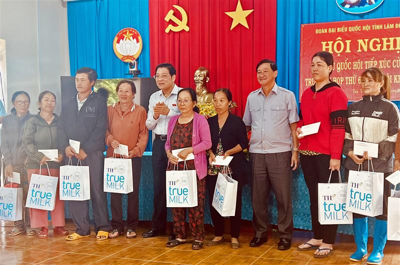 Đoàn ĐBQH tặng quà hỗ trợ, động viên gia đình chính sách, hộ có hoàn cảnh khó khăn xã Tân Thành