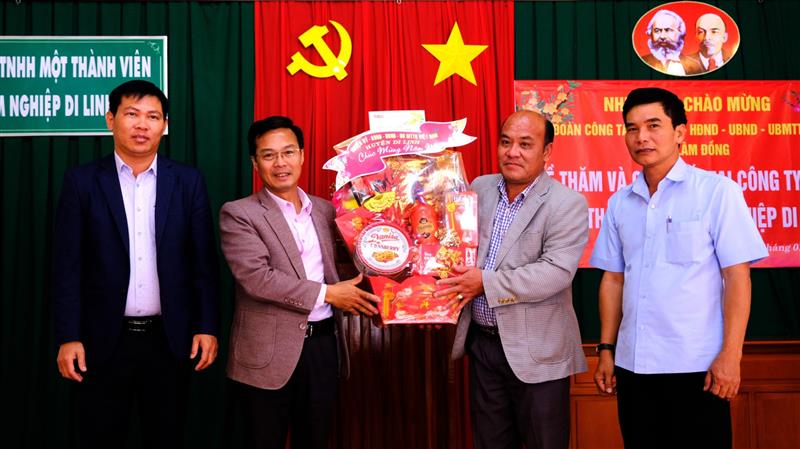 Lãnh đạo huyện Di Linh tặng quà chúc mừng năm mới cho Công ty TNHH MTV Lâm nghiệp Di Linh