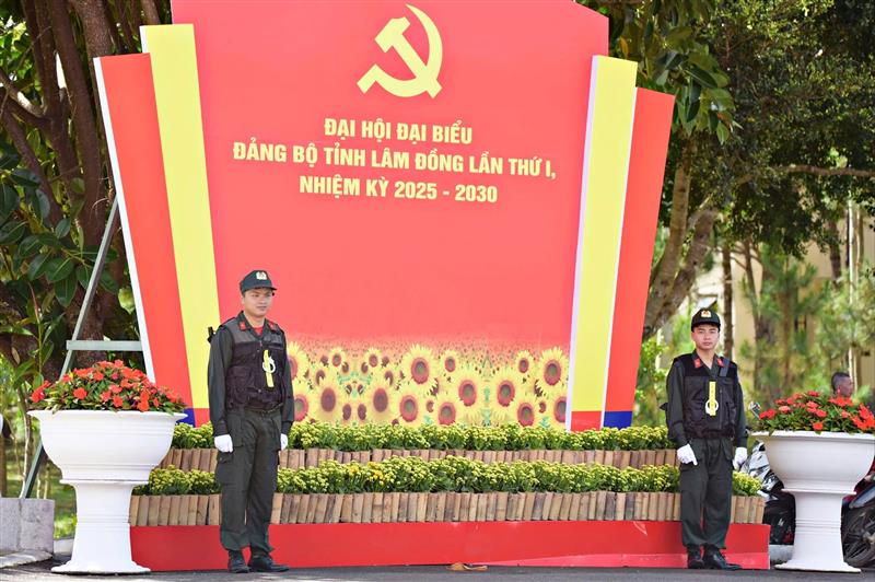 Lực lượng cảnh sát cơ động bảo đảm an toàn tại khu vực bên ngoài Đại hội Lực lượng cảnh sát cơ động bảo đảm an toàn tại khu vực bên ngoài Đại hội