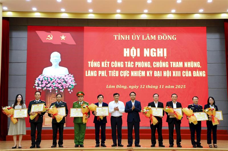 Tặng Bằng khen của Chủ tịch UBND tỉnh cho các cá nhân có thành tích xuất sắc trong công tác PCTNLPTC (ảnh: baolamdong.vn) Tặng Bằng khen của Chủ tịch UBND tỉnh cho các cá nhân có thành tích xuất sắc trong công tác PCTNLPTC (ảnh: baolamdong.vn)