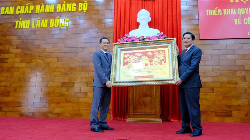 rưởng ban Nội chính Trung ương tặng tranh chúc mừng đồng chí Nguyễn Thái Học.