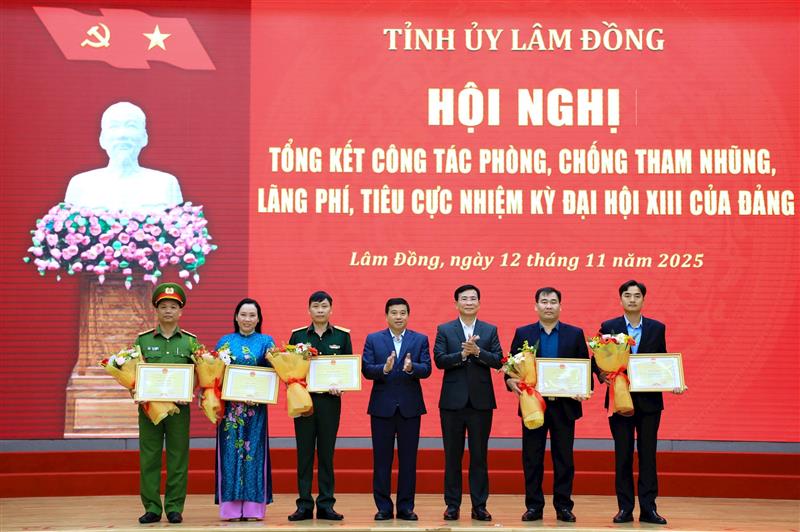 Tặng Bằng khen của Chủ tịch UBND tỉnh cho các tập thể có thành tích xuất sắc trong công tác PCTNLPTC (ảnh: baolamdong.vn) Tặng Bằng khen của Chủ tịch UBND tỉnh cho các tập thể có thành tích xuất sắc trong công tác PCTNLPTC (ảnh: baolamdong.vn)