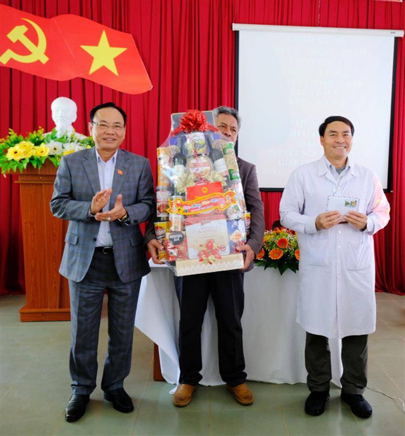 Đồng chí Nguyễn Văn Yên tặng quà của lãnh đạo tỉnh cho Khu Điều trị Phong Di Linh