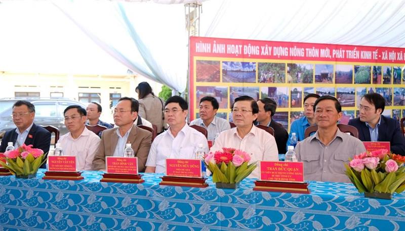 Các đồng chí đại biểu tham dự chương trình tặng quà tết tại xã Đinh Trang Thượng