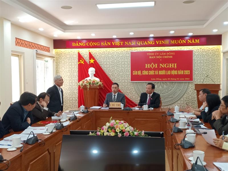 Đồng chí Vũ Văn Sê - Phso Trưởng ban Nội chính Tỉnh ủy phát biểu tại Hội nghị