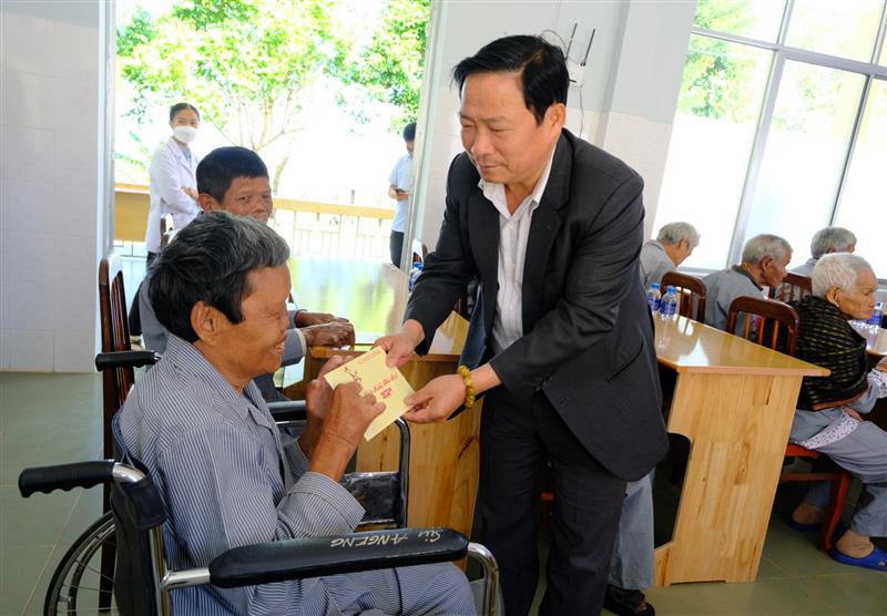 Đồng chí Nguyễn Hữu Ân - Phó Giám đốc Sở Lao động Thương binh và Xã hội tặng quà cho các bệnh nhân phong có hoàn cảnh khó khăn