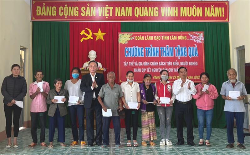 Đồng chí Nguyễn Văn Yên cùng đoàn công tác tặng quà các gia đình chính sách và hộ nghèo, hộ cận nghèo ở xã Phước Lộc và thị trấn Đạ M’ri