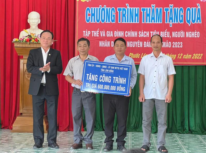 Đồng chí Nguyễn Văn Yên trao công trình trị giá 600 triệu đồng cho xã Phước Lộc