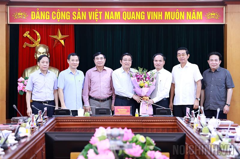 Lãnh đạo Ban Nội chính Trung ương chúc mừng đồng chí Tạ Văn Giang