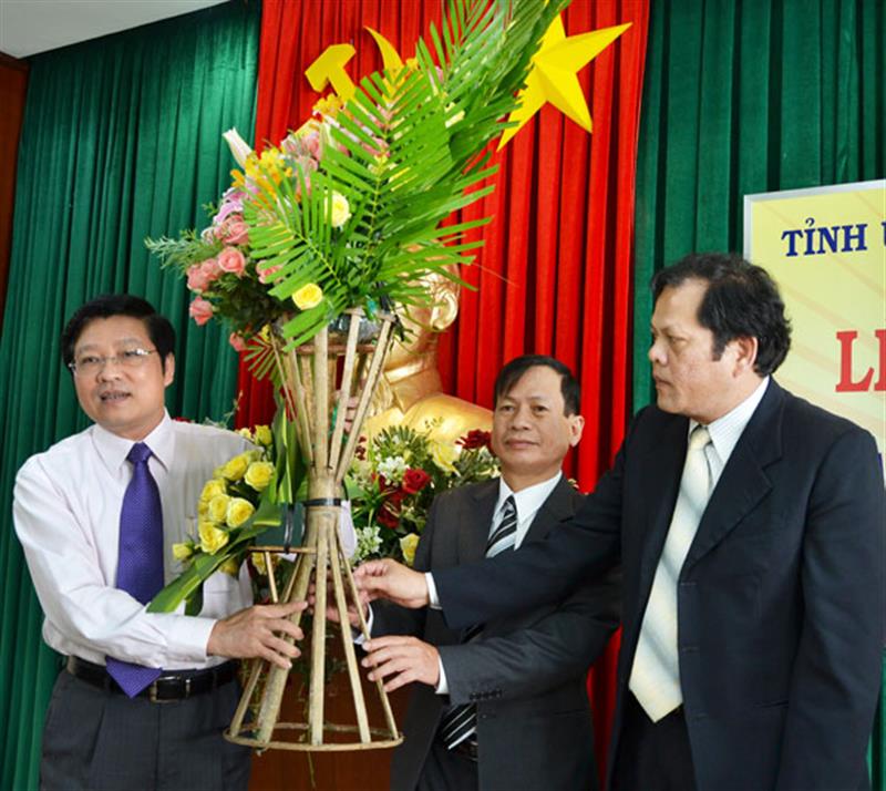 Đồng chí Phan Đình Trạc - UVTW Đảng, Phó Trưởng Ban Nội chính Trung ương (bìa trái) tặng lẵng hoa cho Ban Nội chính Tỉnh ủy. Ảnh: Văn Báu