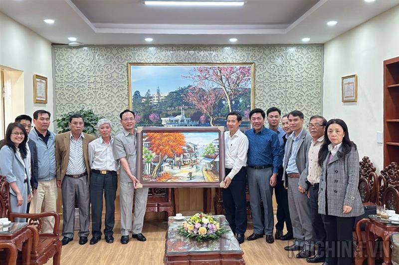 Đồng chí Nguyễn Thái Học, Phó Trưởng Ban Nội chính Trung ương trao quà lưu niệm tặng cán bộ, công chức Ban Nội chính Tỉnh ủy Lâm Đồng