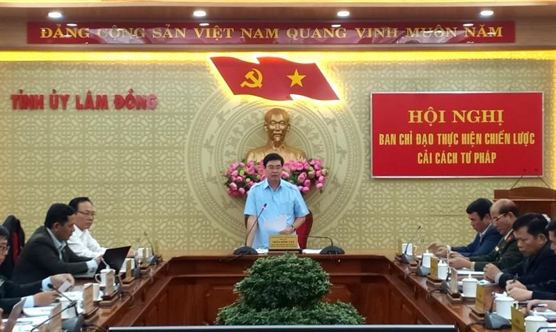 Đồng chí Trần Đình Văn - Phó Bí thư Thường trực Tỉnh ủy, Trưởng đoàn ĐBQH đơn vị tỉnh Lâm Đồng kết luận Hội nghị
