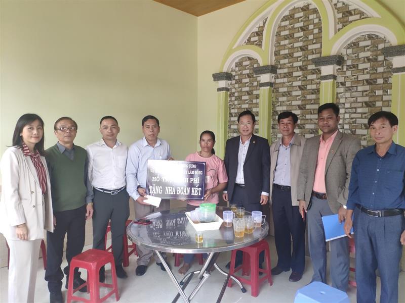 Lãnh đạo cơ quan và Công đoàn cơ sở Ban Nội chính Tỉnh ủy cùng Lãnh đạo huyện Lạc Dương bàn giao căn nhà tại xã Lát