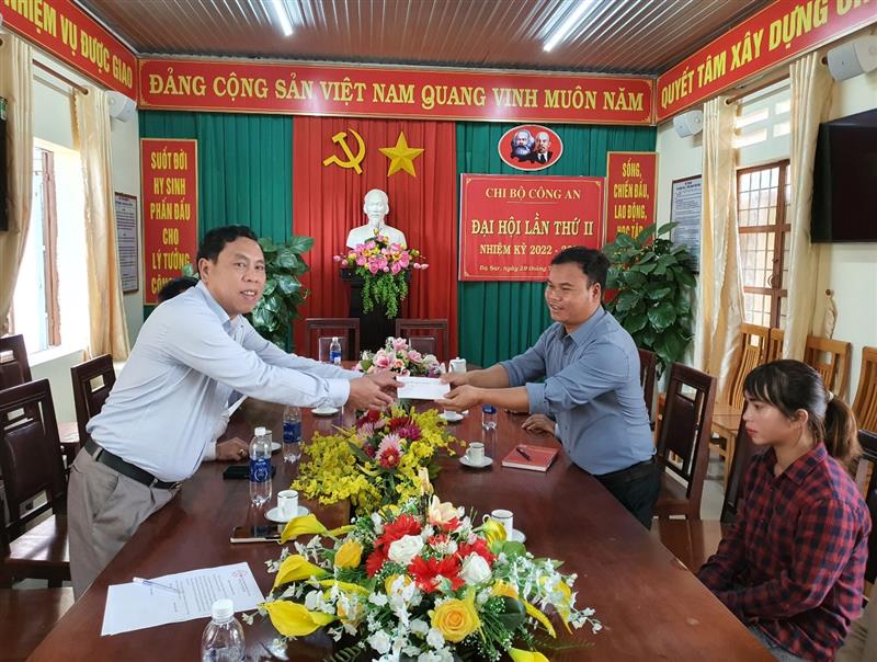 Lãnh đạo và Công đoàn cơ sở Ban Nội chính Tỉnh ủy trao số tiền cho đồng chí Phó Chủ tịch Uỷ ban Mặt trận Tổ quốc Việt Nam xã Đạ Sar