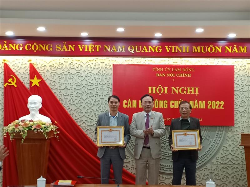 Hình 0: Đồng chí Nguyễn Văn Yên, Ủy viên Ban Thường vụ, Trưởng Ban Nội chính Tỉnh ủy trao giấy khen cho các tập thể đạt thành tích xuất sắc năm 2022
